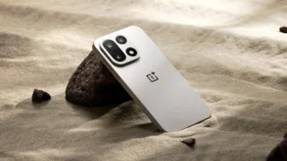 OnePlus 15 vine cu un ecran spectaculos: margini ultra-subțiri, 165Hz și eficiență îmbunătățită