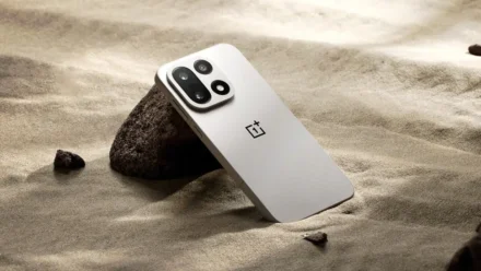 OnePlus 15 vine cu un ecran spectaculos: margini ultra-subțiri, 165Hz și eficiență îmbunătățită