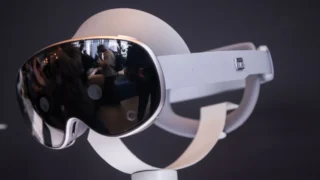 Duelul realității virtuale: Samsung Galaxy XR vs Apple Vision Pro