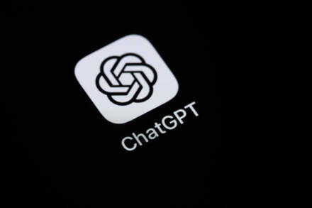 Noile integrări ChatGPT: cum poți folosi Spotify, Canva, Figma și Booking direct din chat